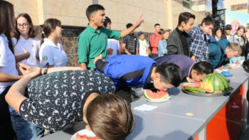 Фотография к новости: Павлодарлық жастар қарбыз жеуден жарысты