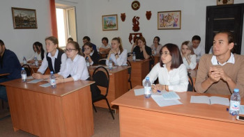 Фотография к новости: 6 мыңнан астам адам латын әліпбиінде ашық диктант жазды