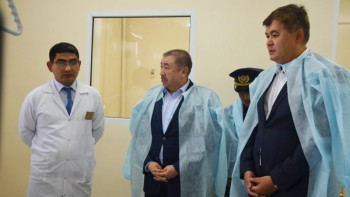 Фотография к новости: Министрлер өрттен зардап шеккен түркістандықтардың жағдайын білді