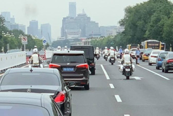 Фотография к новости: Мемлекет басшысы Халық батырлары монументіне гүл қойды  