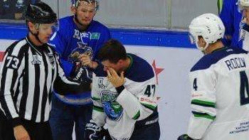 Фотография к новости: Қазақ хоккейшісі ресейлік қарсыласының көзін шығарып жібере жаздады