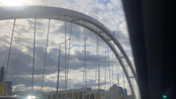 Фотография к новости: Нұр-Сұлтанда ер адам көпірден секіріп кетпек болды