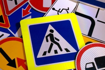 Фотография к новости: Атырауда  жол белгілері қайта жаңартылуда