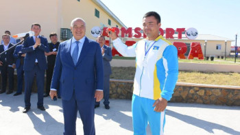 Фотография к новости: Шөкеев «Шардара Армспорт» клубына шағын автобус тарту етті