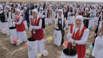 Фотография к новости: Әлемдік рекорд: 1000 жаңаарқалық тұрғын бір мезгілде 10 мың литр қымыз пісті