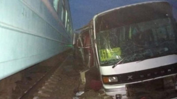 Фотография к новости: Алматы облысында жолаушылар пойызы мен автобус соқтығысты