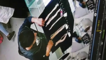 Фотография к новости: Ұрының фокусы: Елордада сатушының көзінше алтын ұрлаған қаскөй ұсталды