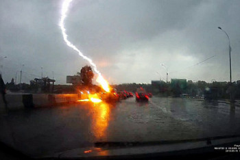 Фотография к новости: Найзағай жүріп келе жатқан машинаға түсті 