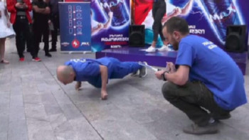 Фотография к новости: Бас бармақпен кеудесін жерден 59 рет көтерген спортшы рекорд орнатты