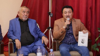 Фотография к новости: Қарағандыда халықаралық айтыс қарсаңында «Сәкен» кітабының тұсауы кесілді