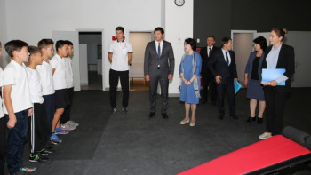 Фотография к новости: Ақтоты Райымқұлова «Үш қоңыр» спорт мектебіне барды