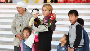 Фотография к новости: Мәдениет саласының өкілдері көп балалы отбасыларға баспана сыйға тартты