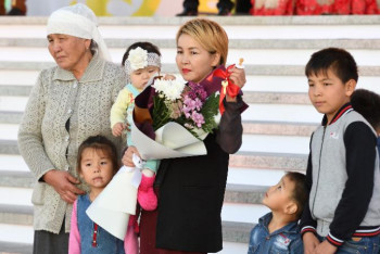 Фотография к новости: Мәдениет саласының өкілдері көп балалы отбасыларға баспана сыйға тартты