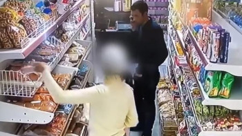 Фотография к новости: Елордада ұры дүкенде әйелдің телефонын үптеп кетті 