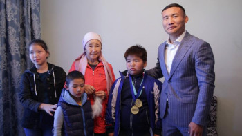 Фотография к новости: Қанат Ислам көпбалалы анаға баспана сыйлады