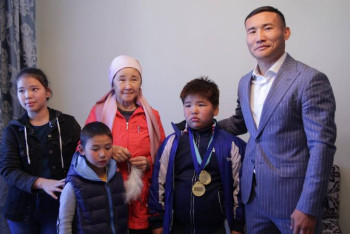 Фотография к новости: Қанат Ислам көпбалалы анаға баспана сыйлады