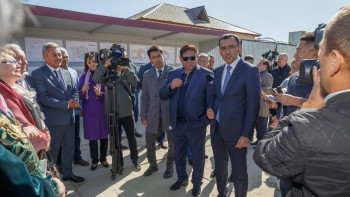 Фотография к новости: Жұлдыздар аллеясы, әсем ғимарат: Президент көмекшісі қазақ театрының құрылысымен танысты