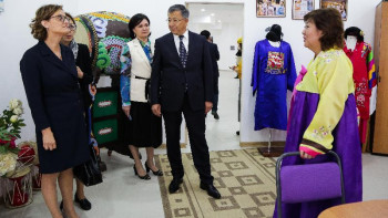 Фотография к новости: Италиялық депутат Достық үйін аралап, ҚХА жұмысымен танысты