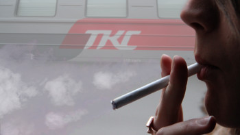 Фотография к новости: Темекі тартуға тамбурға шыққан әйел пойыздан құлап кетті