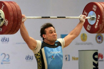 Фотография к новости: Илья Ильин әлем чемпионатында қытайлық атлеттен 47 келі төмен көтерді