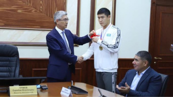 Фотография к новости: Бекзат Нұрдәулетовке екі бөлмелі пәтердің кілті табысталды