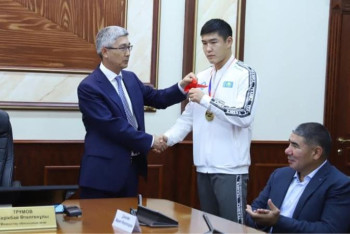 Фотография к новости: Бекзат Нұрдәулетовке екі бөлмелі пәтердің кілті табысталды