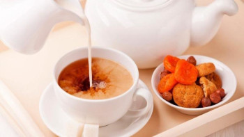 Фотография к новости: Ғалымдар сүтті шайдың зиянды тұстарын атады