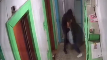 Фотография к новости: Павлодарда қаскөйдің қызға жасаған шабуылы видеоға түсіп қалған