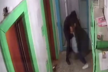 Фотография к новости: Павлодарда қаскөйдің қызға жасаған шабуылы видеоға түсіп қалған