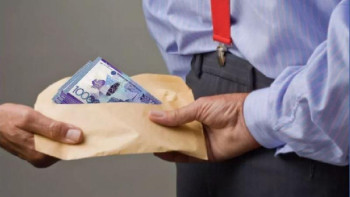 Фотография к новости: Перзентхананың бас дәрігері пара алғаны үшін 6 млн теңге айыппұл төлейді