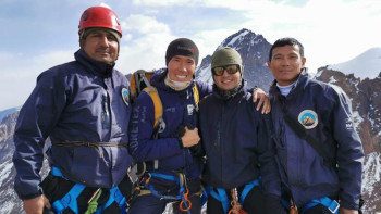 Фотография к новости: Әскери альпинистер Головкинді қолдау мақсатында шыңды бағындырды