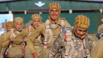 Фотография к новости: Елімізде 100-ден астам әскери қызметші парашютпен секірді 