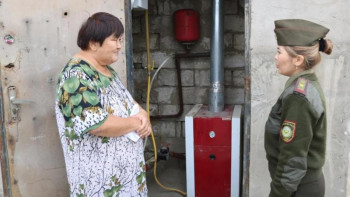 Фотография к новости: Атырау облысында полицейлер көпбалалы отбасылардың үйлеріне өрт дабылын орнатты