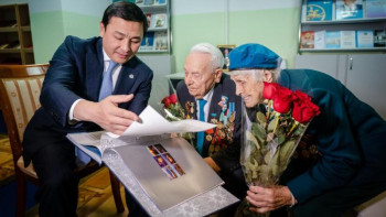 Фотография к новости: Көлгінов ҰОС ардагерлерін қарттар күнімен құттықтады 