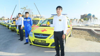 Фотография к новости: Шөкеев жедел жәрдем қызметіне 32 көліктің кілтін табыс етті 