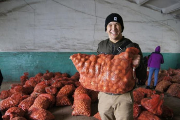 Фотография к новости: ҚазАТУ студенттеріне тегін картоп таратты