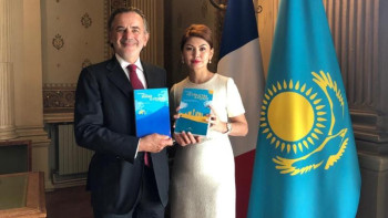 Фотография к новости: Парижде қазақ әдебиетінің антологиясы француз тілінде таныстырылды 