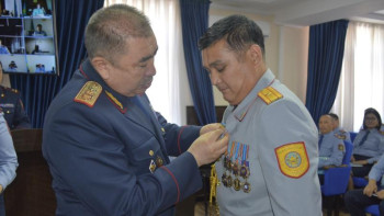 Фотография к новости: 4 жасар бүлдіршінді өрттен құтқарған полицей марапатталды