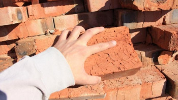 Фотография к новости: Қолында кірпіші бар ер адам жедел жәрдем қызметкерлеріне шабуыл жасады