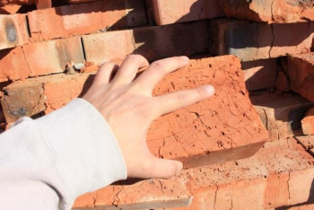 Фотография к новости: Қолында кірпіші бар ер адам жедел жәрдем қызметкерлеріне шабуыл жасады