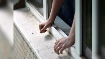 Фотография к новости: Ер адам екі баласымен қоса көпқабатты үйден секіріп кетті