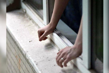 Фотография к новости: Ер адам екі баласымен қоса көпқабатты үйден секіріп кетті