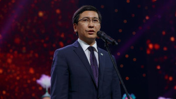 Фотография к новости: Басымнан сипайтын. Білім министрі ұстазын еске алды 