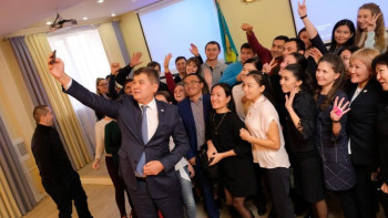 Фотография к новости: Елжан Біртанов жас әріптестеріне: Дәрігер болудың артықшылығы көп