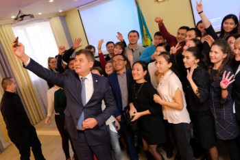 Фотография к новости: Елжан Біртанов жас әріптестеріне: Дәрігер болудың артықшылығы көп