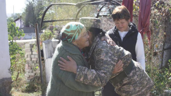 Фотография к новости: Сарыөзек кентіндегі әскери бөлімдер қарттарға құрмет көрсетті