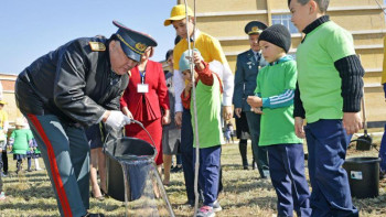 Фотография к новости: Экосағат. Әскерилер де акциядан шет қалмады