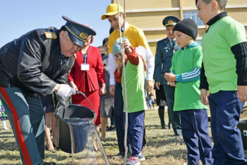 Фотография к новости: Экосағат. Әскерилер де акциядан шет қалмады