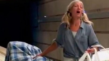 Фотография к новости: Танымал продюсер метрода ән айтып, күнін көріп жүрген әйелге келісімшарт ұсынды