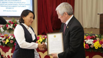 Фотография к новости: Вице-премьер қарағандылық педагогтарға алғыс хат тапсырды